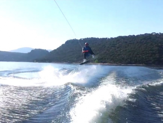  Springen mit dem Wakeboard 